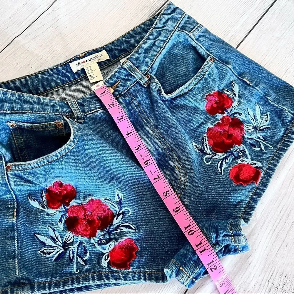 H&M x COACHELLA Women's High Waisted Floral Embroidery Denim Short US10 - Picture 6 of 7